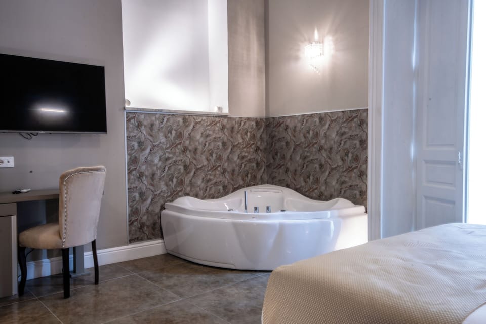 Deluxe Double Room | Egyptian cotton sheets, premium bedding, down comforters