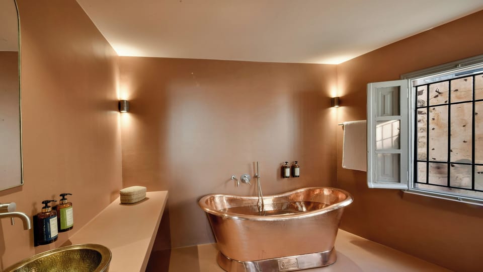 Courtyard Suite Split Level Sea View | Bathroom | Free toiletries, hair dryer, towels