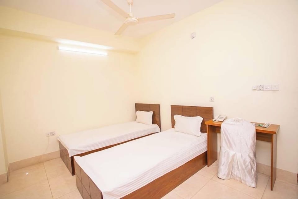 Basic Double or Twin Room, Balcony | Bathroom | Separate tub and shower, hair dryer, towels, soap