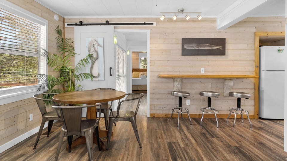 House, Multiple Beds, Pool Access, Pool View (Coastal Charm) | Dining