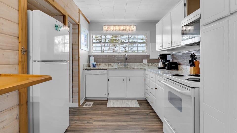House, Multiple Beds, Pool Access, Pool View (Coastal Charm) | Private kitchen | Fridge, microwave, oven, stovetop