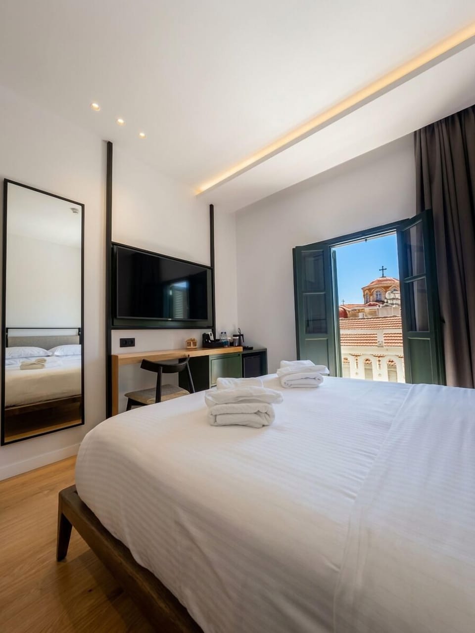 Superior Studio Suite, Balcony, City View | Hypo-allergenic bedding available, minibar, in-room safe, soundproofing