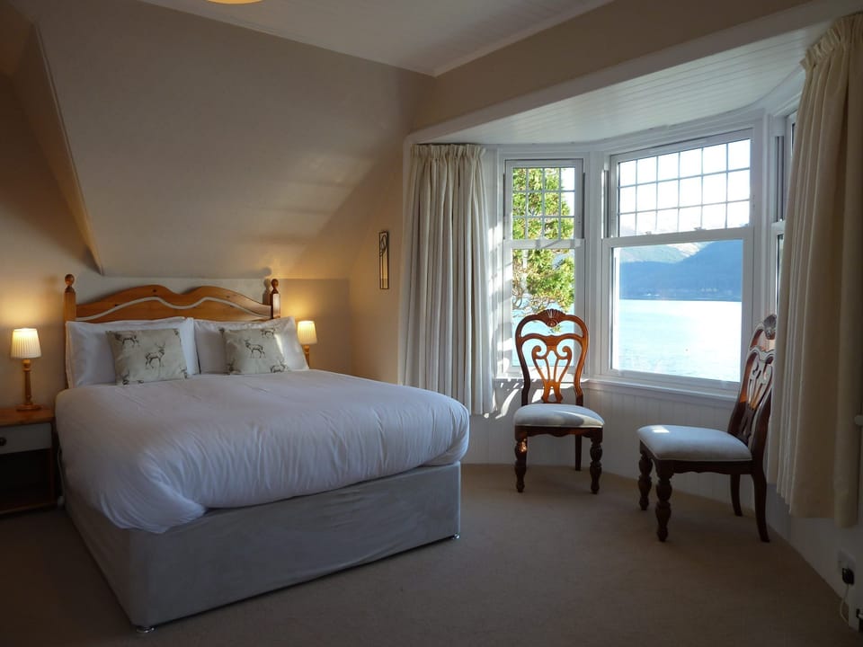 Superior Double Room, 1 King Bed, Housekeeping, Lake View | Individually decorated, individually furnished, desk, laptop workspace