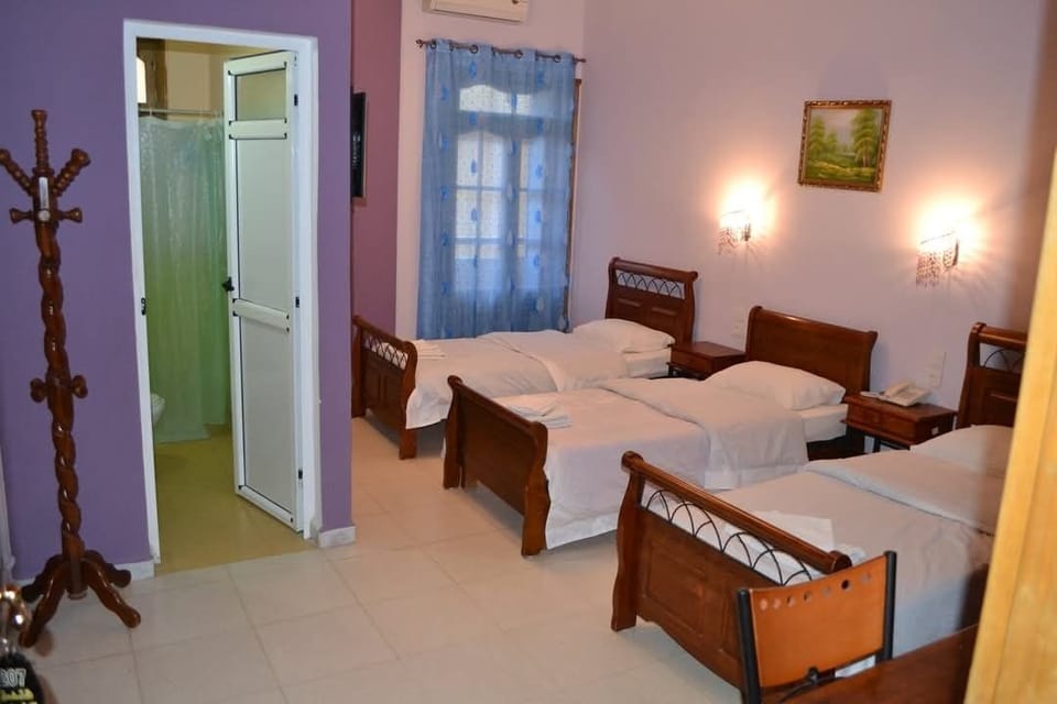 Triple Room | Desk, laptop workspace, WiFi (free)