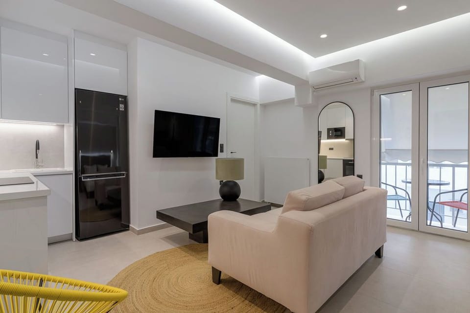 Deluxe Apartment, City View | Living area