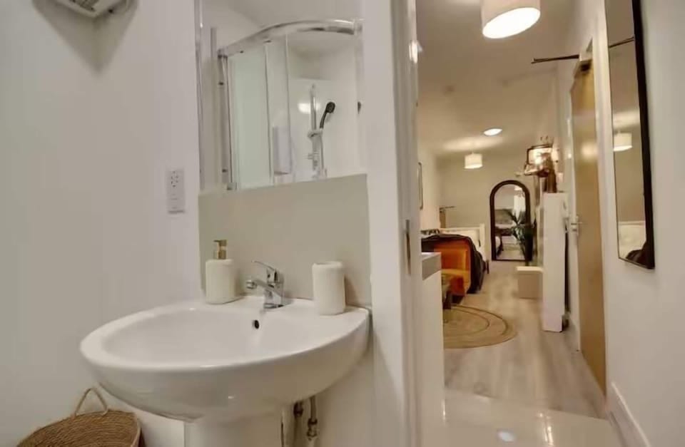 Studio | Bathroom
