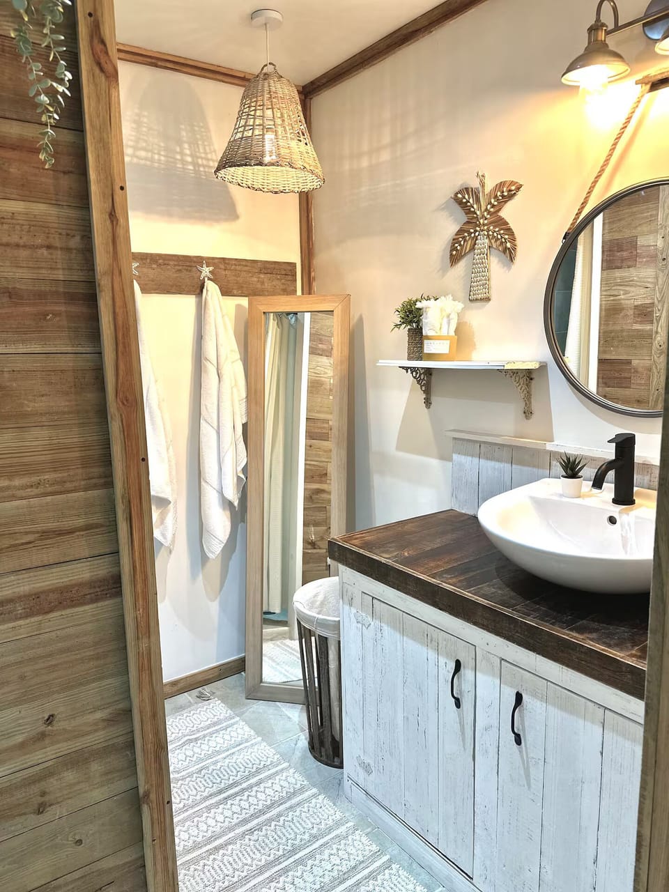Superior Studio Suite, 1 King Bed | Bathroom | Towels, toilet paper