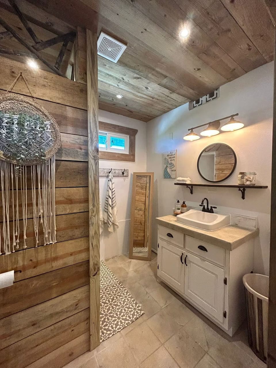 Deluxe Studio Suite, 1 King Bed | Bathroom | Towels, toilet paper