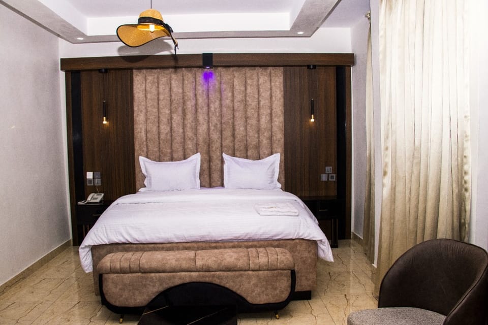 Classic Room | Desk, laptop workspace, free WiFi