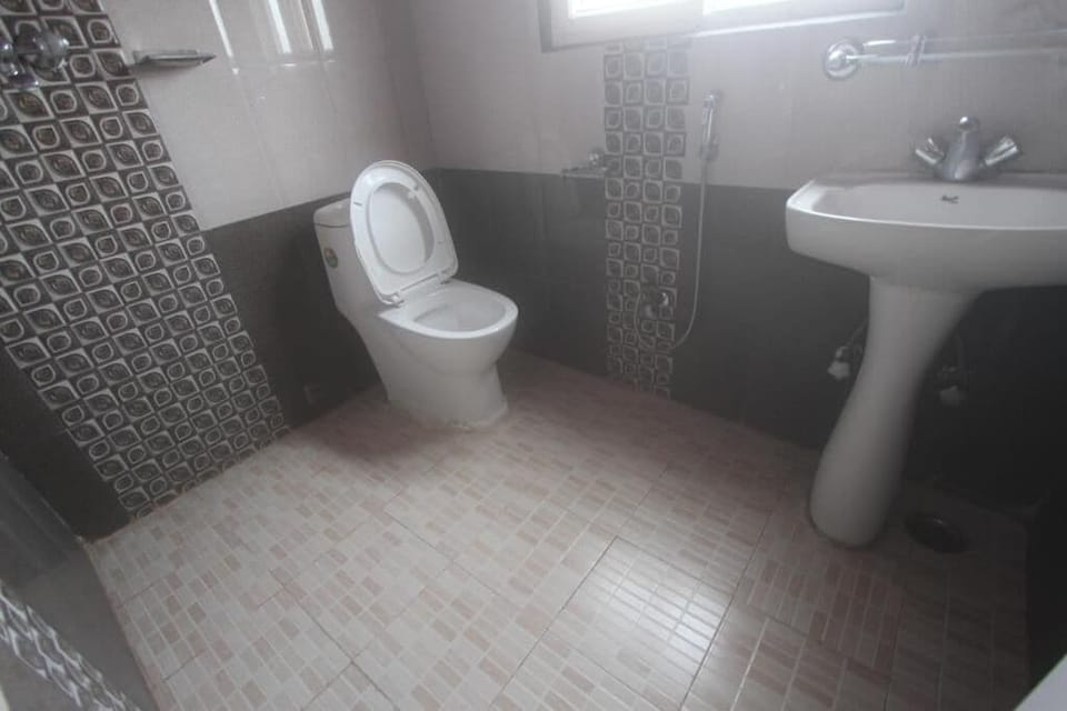 Shower, rainfall showerhead, free toiletries, slippers