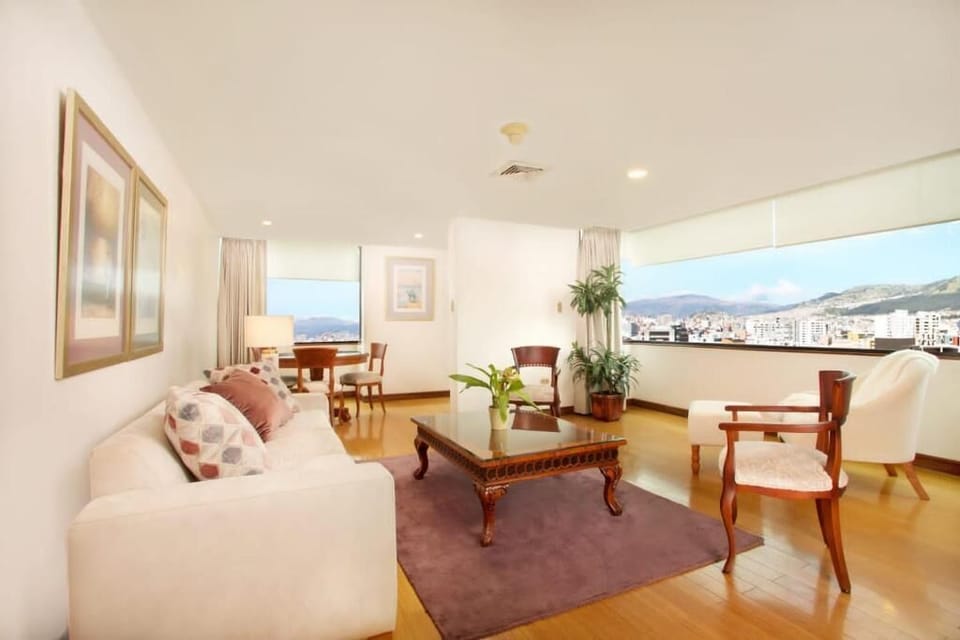 Junior Suite | Premium bedding, in-room safe, desk, blackout drapes