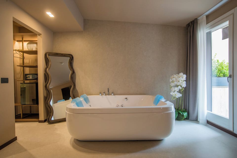 Luxury Suite, City View | In-room safe, WiFi (free)