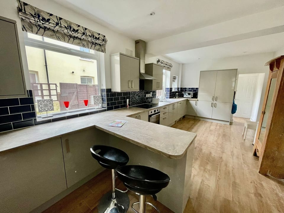 Private kitchen | Full-size fridge, microwave, oven, stovetop