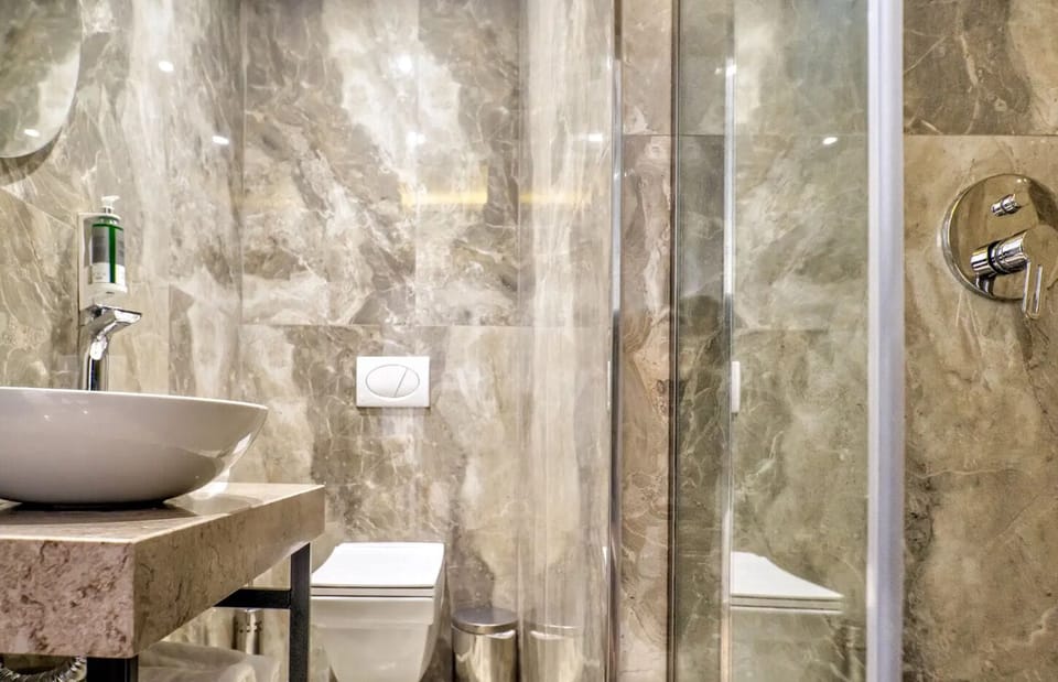 Deluxe Room | Bathroom | Shower, free toiletries, hair dryer, slippers