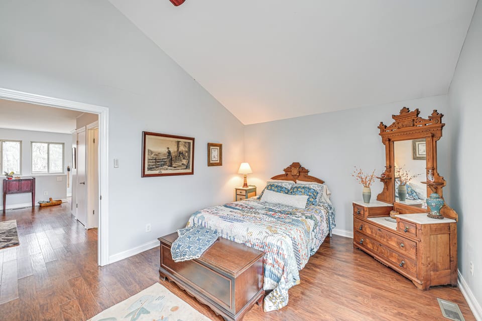 8 Mi to Lake Michigan: Creative Retreat w/ Deck! Apartment in LaPorte County