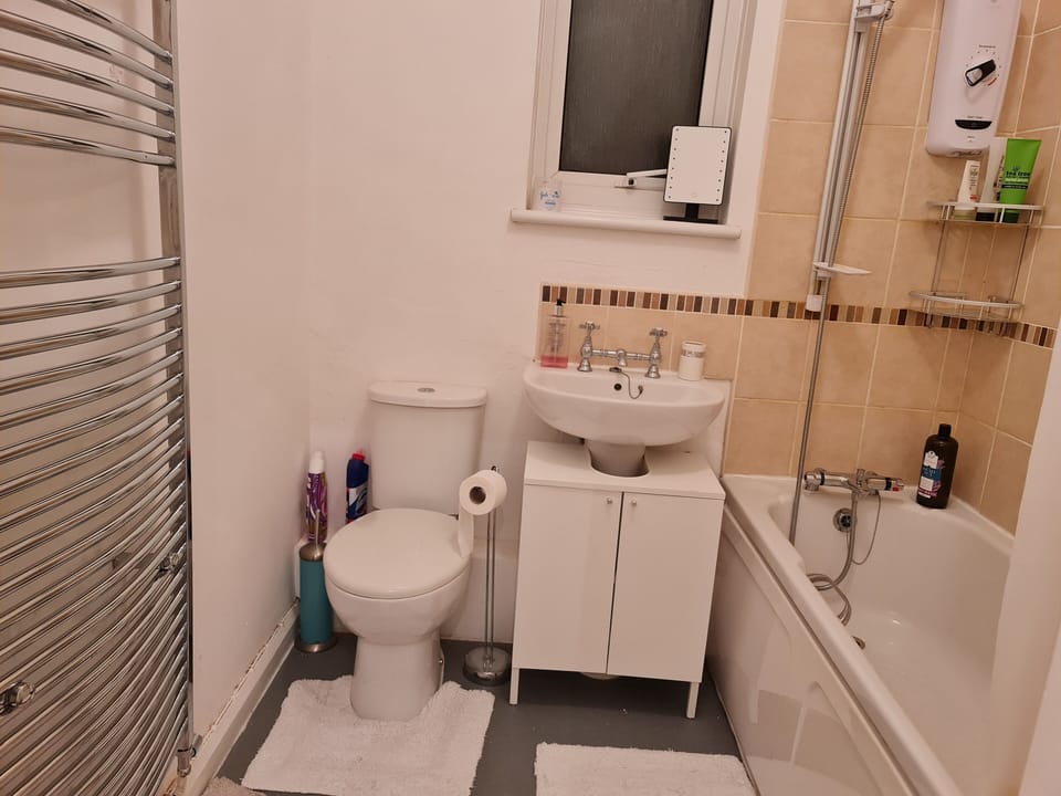 Combined shower/tub, hair dryer, slippers, towels
