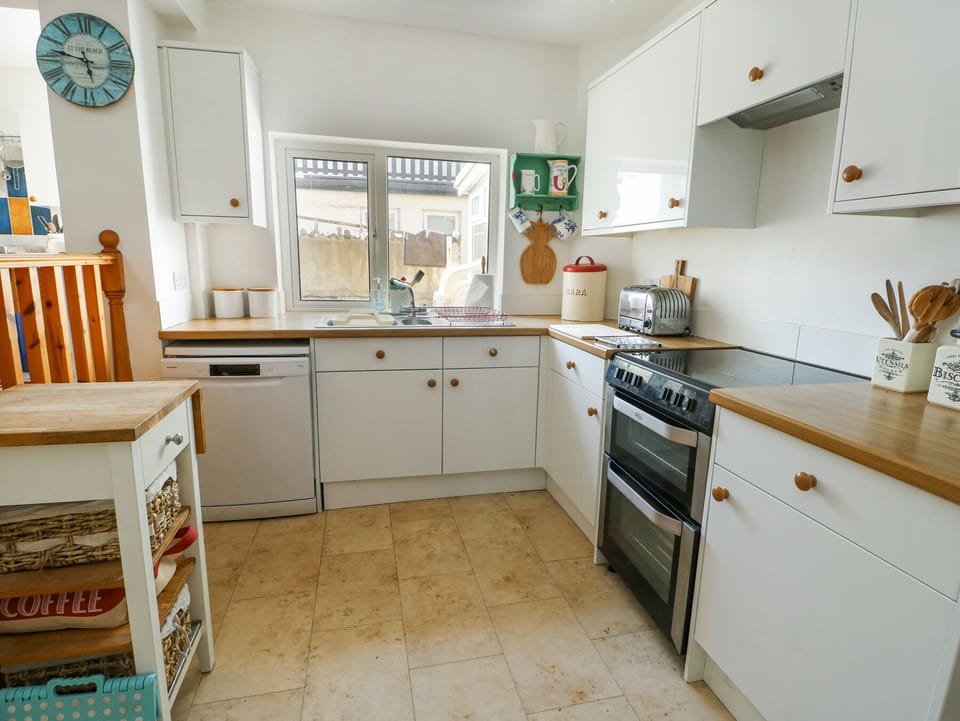 Dishwasher, cookware/dishes/utensils