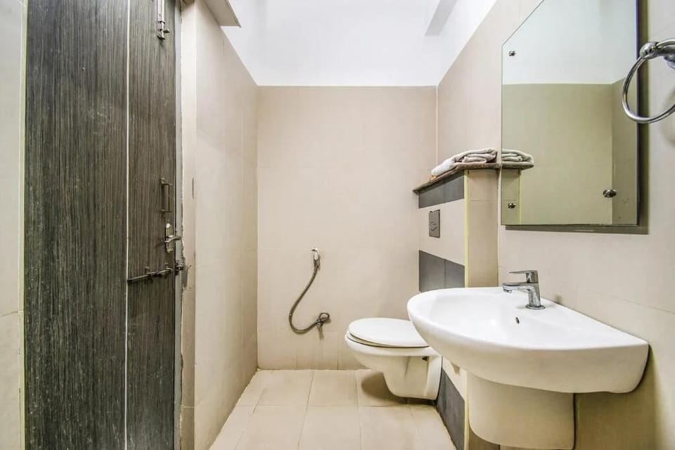 Deluxe Double Room | Bathroom | Free toiletries, towels, soap, shampoo