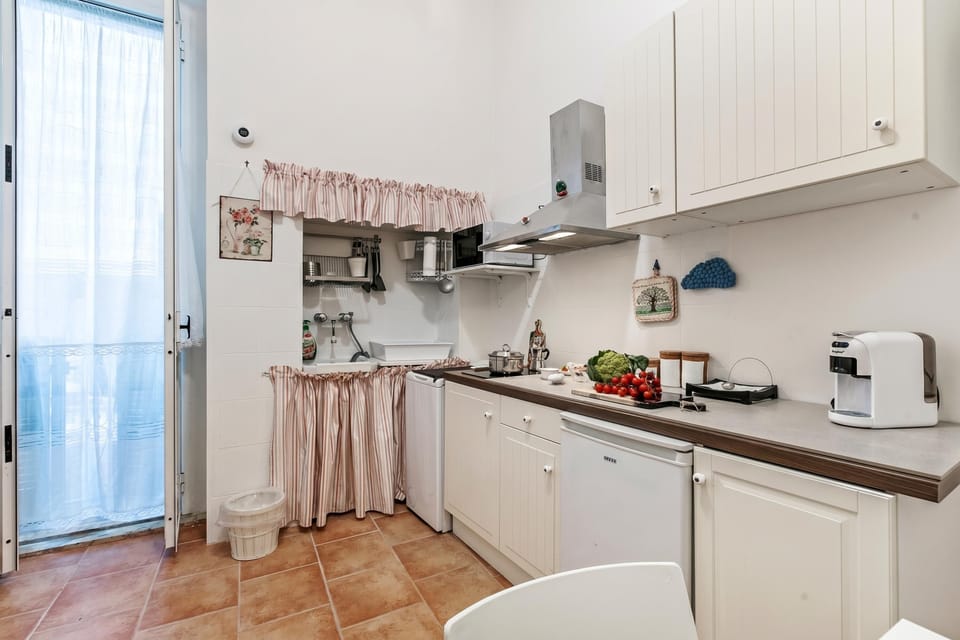 Family Apartment, 1 Bedroom, Microwave (Dimora di Grecale Monopoli) | Private kitchen