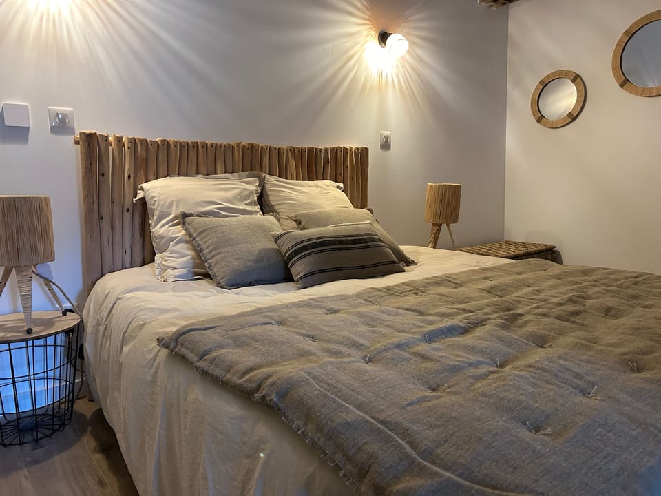 AMANDE | Premium bedding, memory foam beds, iron/ironing board, free WiFi
