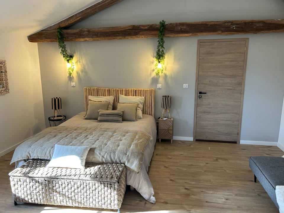 MÛRE | Premium bedding, memory foam beds, iron/ironing board, free WiFi