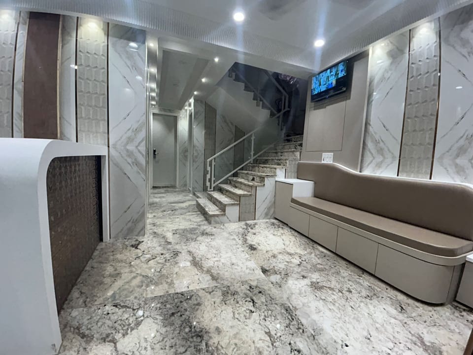 Family Triple Room, 1 Bedroom | Living area | 43-inch TV with satellite channels, fireplace