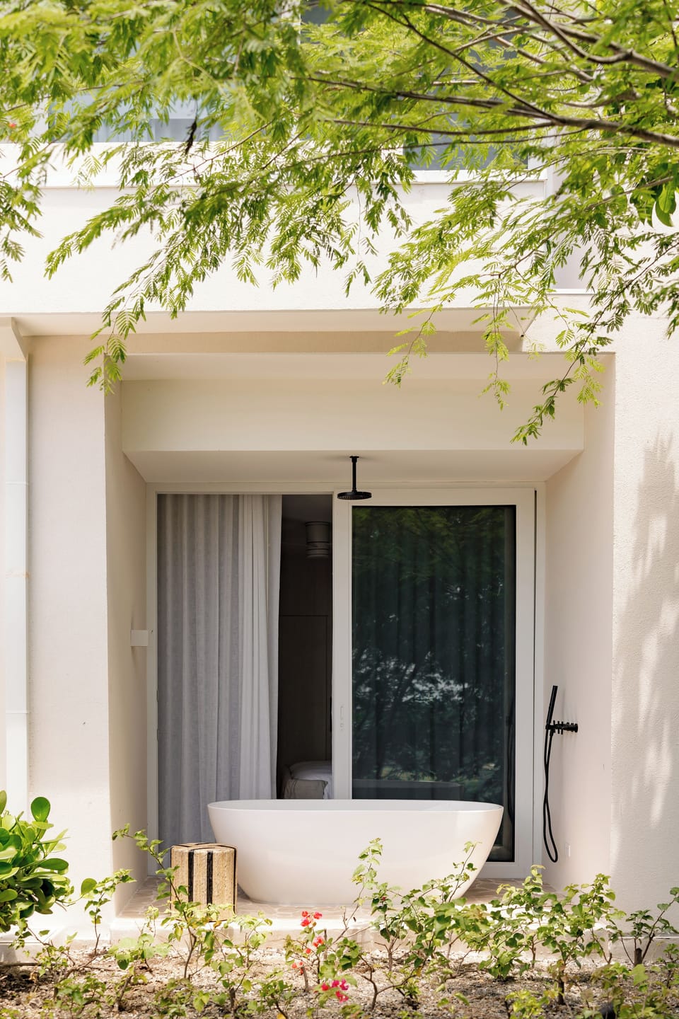 Secluded Luxury Mansion with Sleek, Modern Design, High-End Amenities, and Spectacular Views Apartment in Guanacaste Province