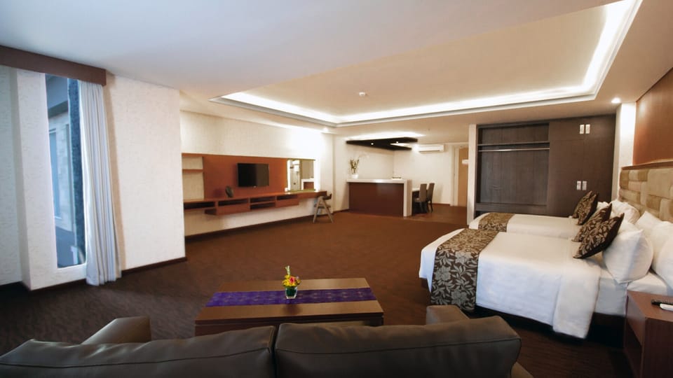 Executive Suite | Minibar, in-room safe, desk, laptop workspace