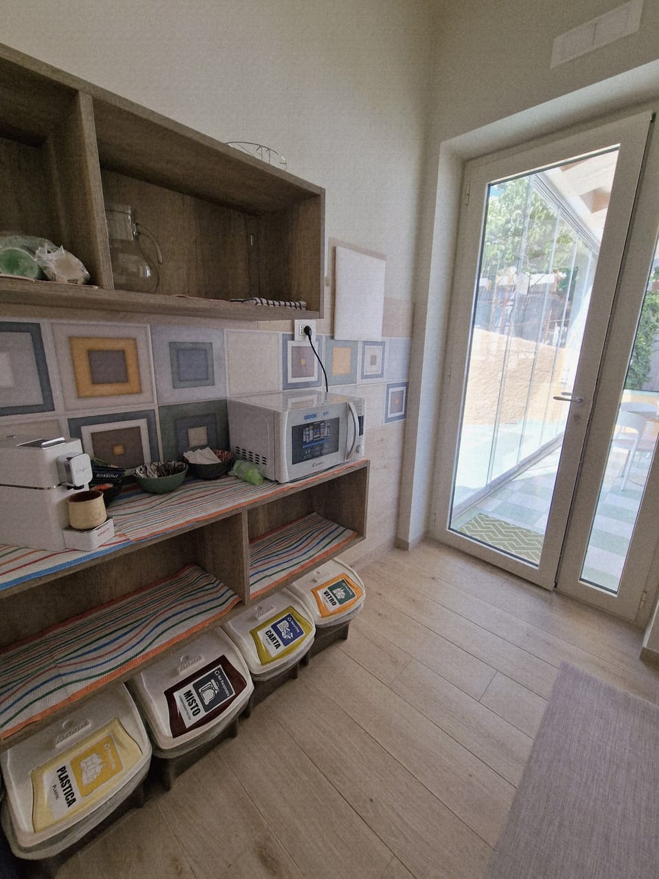 Full-size fridge, microwave, stovetop, dishwasher