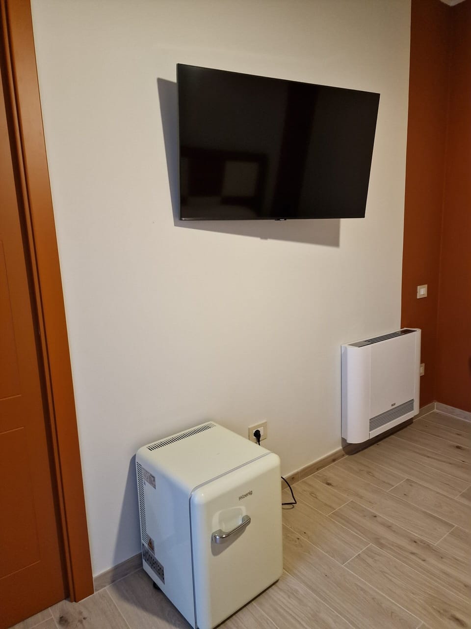 Classic Room | Minibar, individually decorated, individually furnished, desk