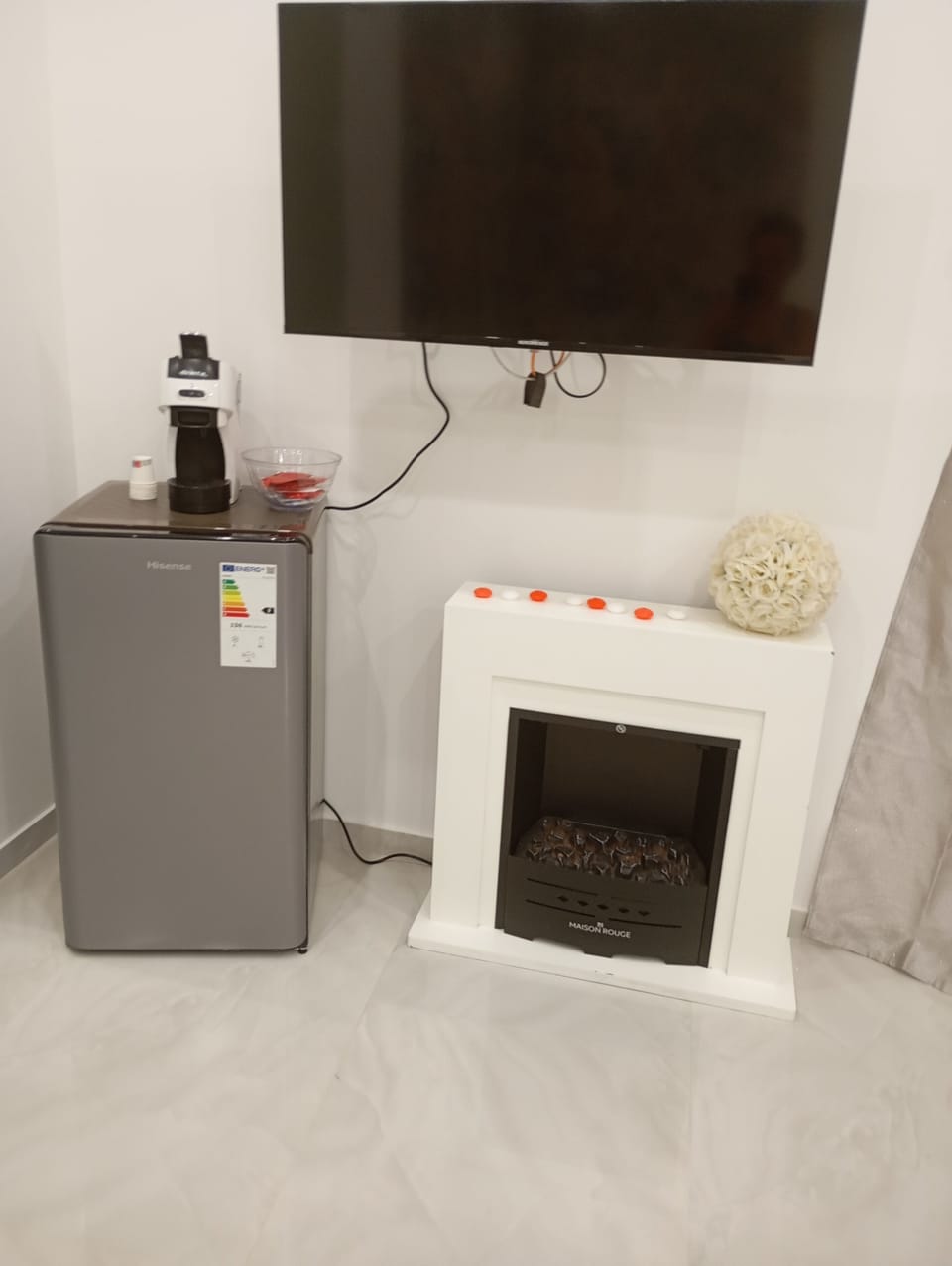 Deluxe Suite | Desk, iron/ironing board
