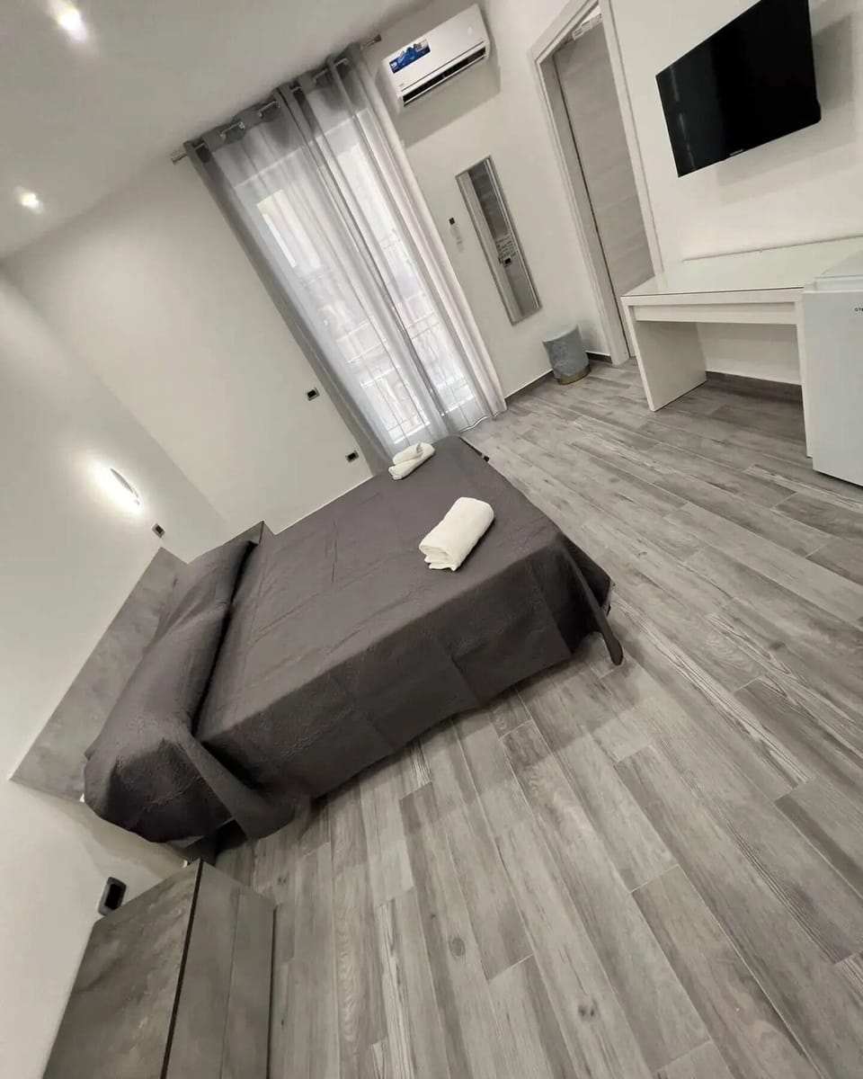 Comfort Triple Room | Desk, iron/ironing board