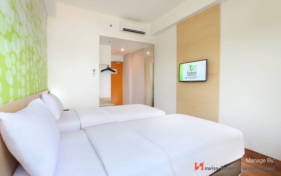 Zest Twin Room | In-room safe, desk, laptop workspace, blackout drapes