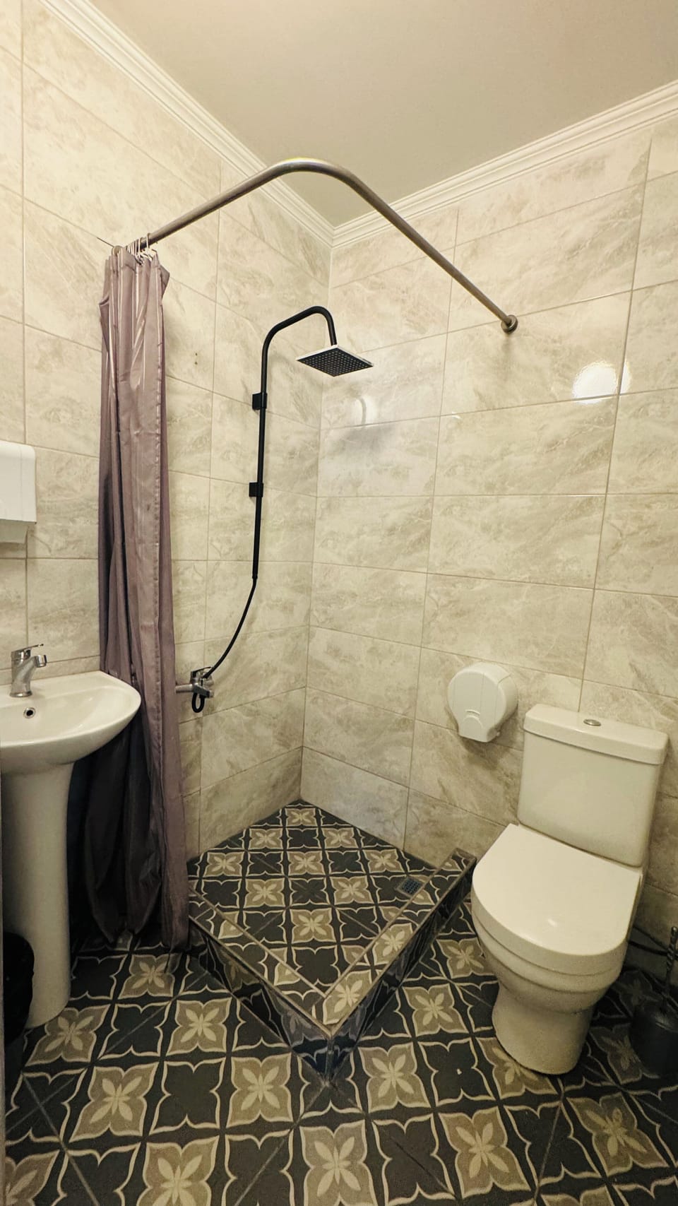 Single Room with Shared Bathroom | Bathroom | Shower, eco-friendly toiletries, hair dryer, toilet paper