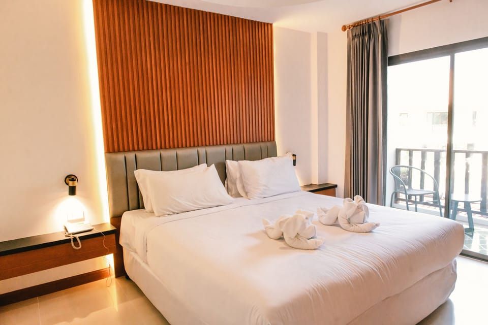 Deluxe Double Room Single Use | Desk, laptop workspace, blackout drapes, soundproofing