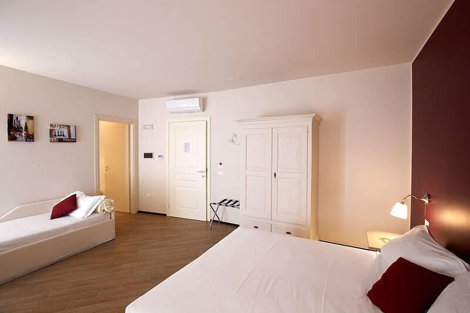 Minibar, desk, soundproofing, cribs/infant beds
