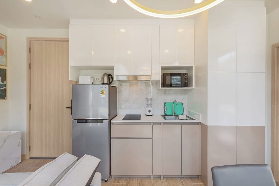 Standard Apartment, Balcony, Courtyard View | Private kitchen | Fridge, microwave, stovetop, cookware/dishes/utensils