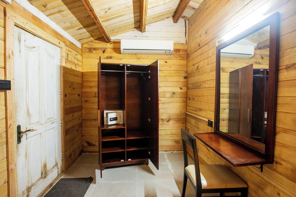 Garden View Chalet | Desk, iron/ironing board, rollaway beds (surcharge), bed sheets
