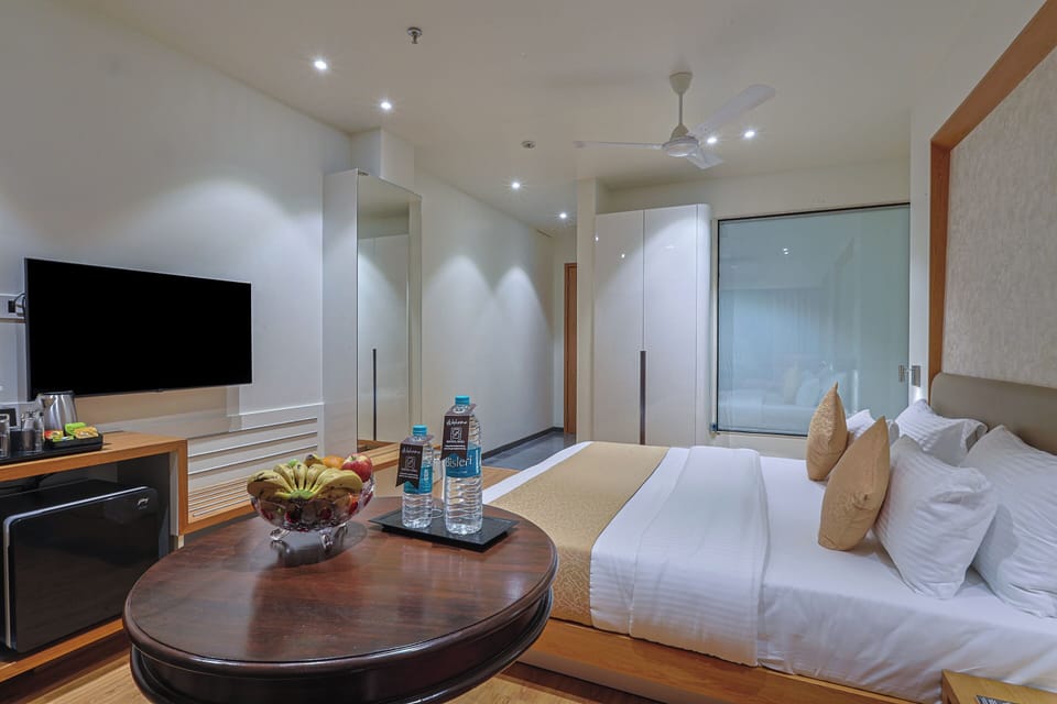 Signature Double Room | Desk