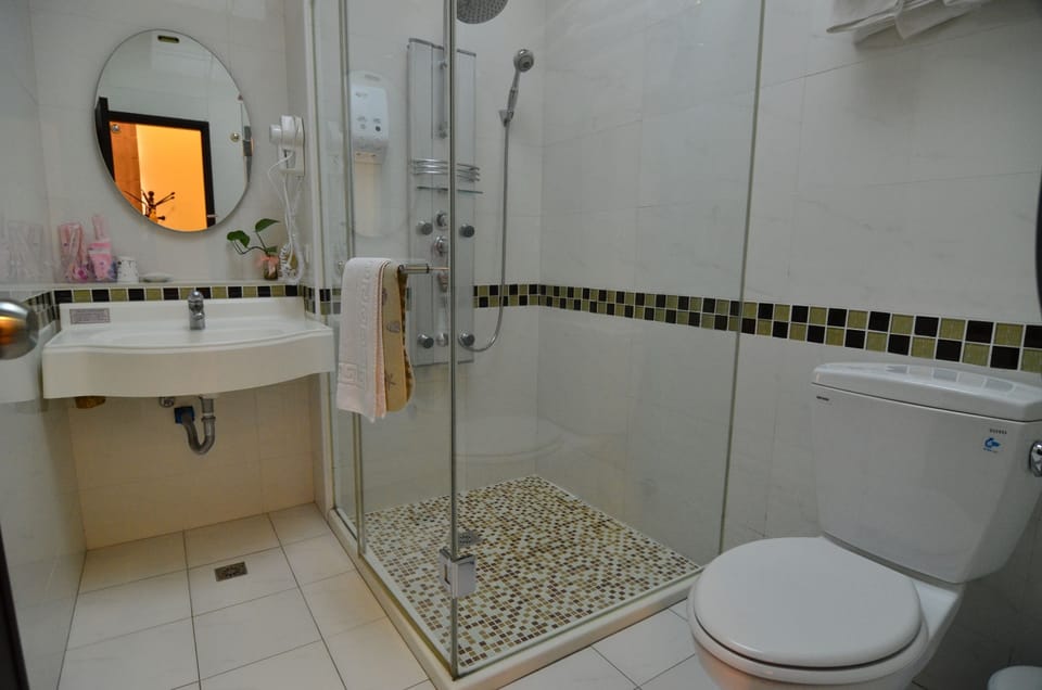 Business Quadruple Room | Bathroom | Free toiletries, hair dryer, slippers, towels