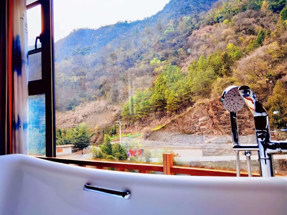 Luxury Suite, Mountain View | Deep soaking bathtub
