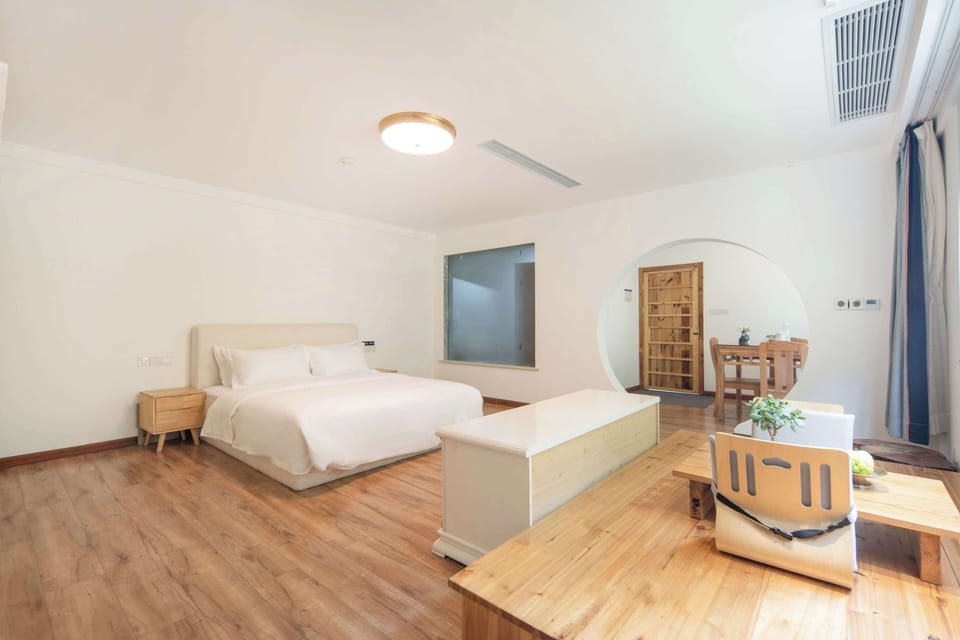 Deluxe Suite, Mountain View | Desk, laptop workspace, free WiFi