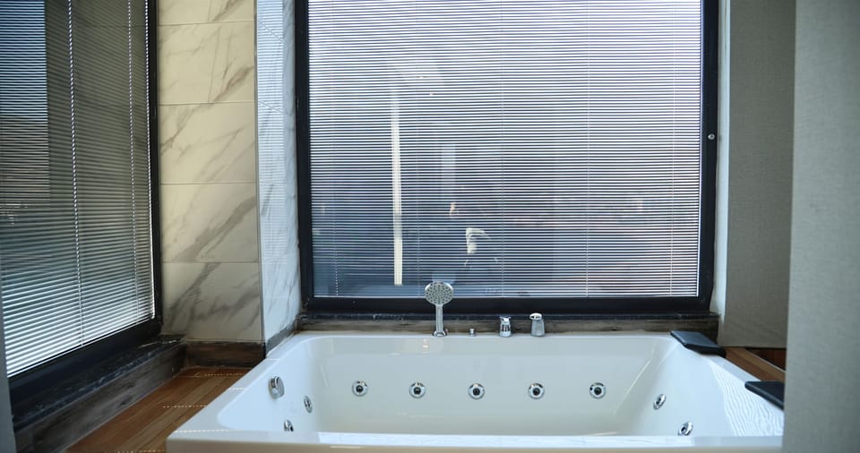 Premium Room, Sea View | Egyptian cotton sheets, premium bedding, minibar, in-room safe