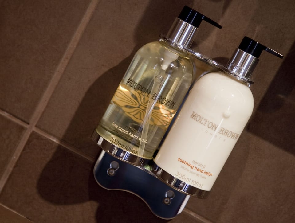 Superior large double room 3, bath/shower | Bathroom amenities | Free toiletries, towels