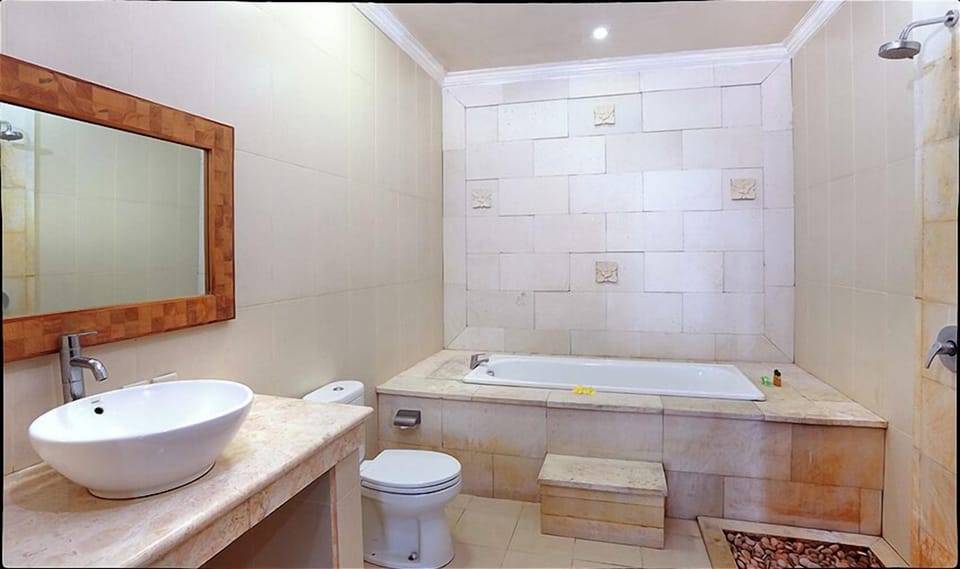 Deluxe Double Room, Balcony, Partial Sea View | Bathroom | Slippers