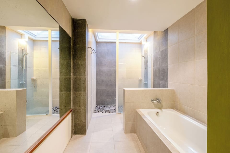Deluxe Twin Room, 2 Twin Beds, Balcony, Partial Sea View | Bathroom | Slippers