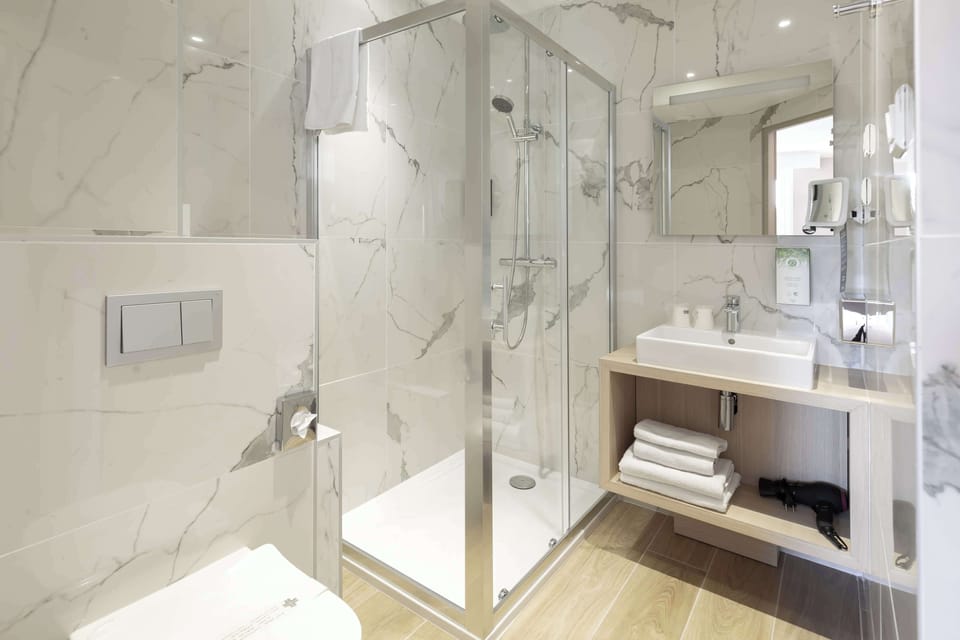 Combined shower/tub, eco-friendly toiletries, hair dryer, towels