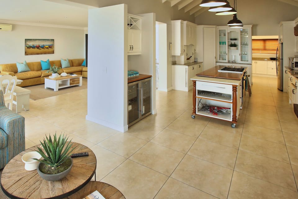 Family House, Bay View | Living area | Flat-screen TV, fireplace