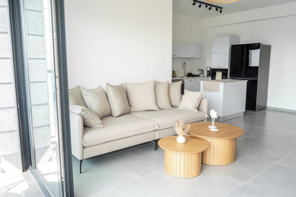 Apartment, 4 Bedrooms, Air conditioning, Ocean View | Living area | TV