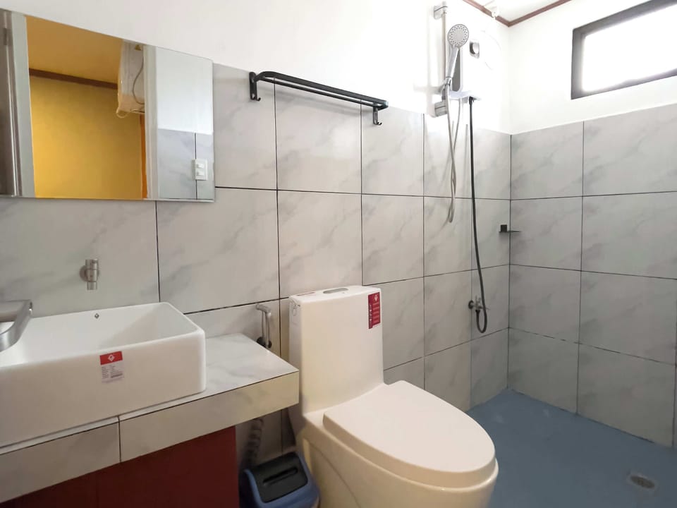 Deluxe Room | Bathroom | Shower, rainfall showerhead, free toiletries, soap